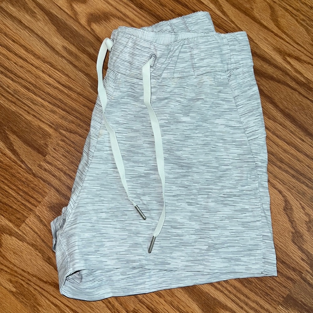 Lululemon grey/white shorts size 6